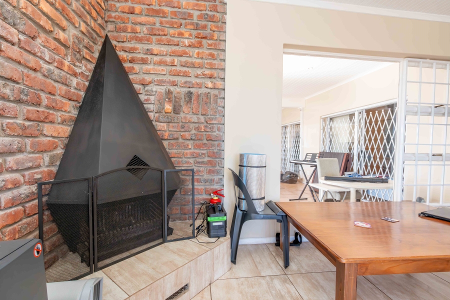 8 Bedroom Property for Sale in Middedorp Western Cape